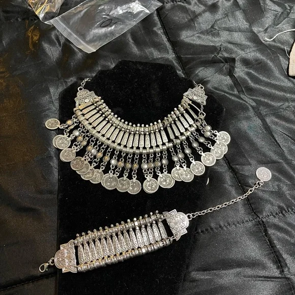 Elegant Silver Statement Necklace - Picture 5 of 7